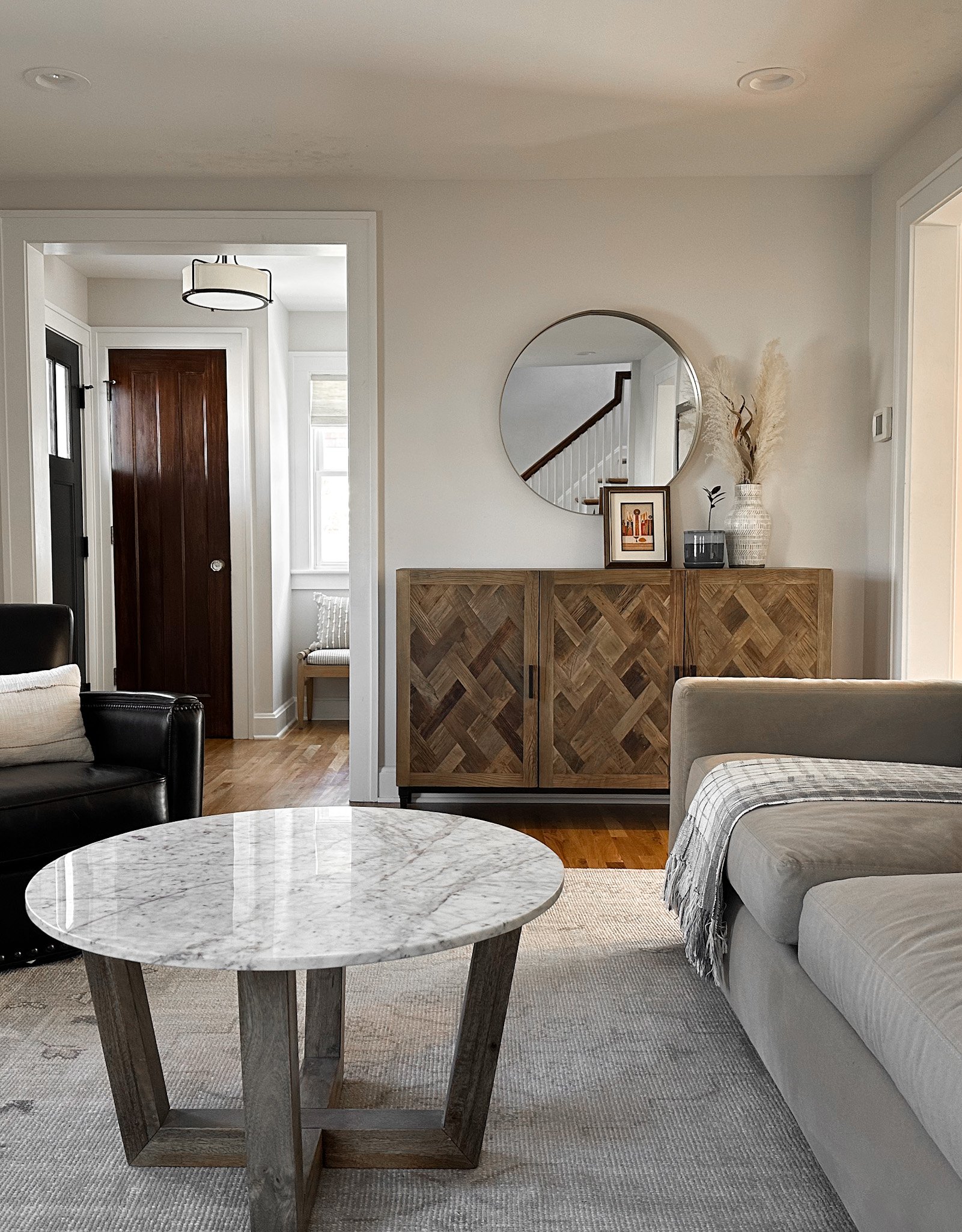 Living room design with modern yet natural feeling decor and furniture.