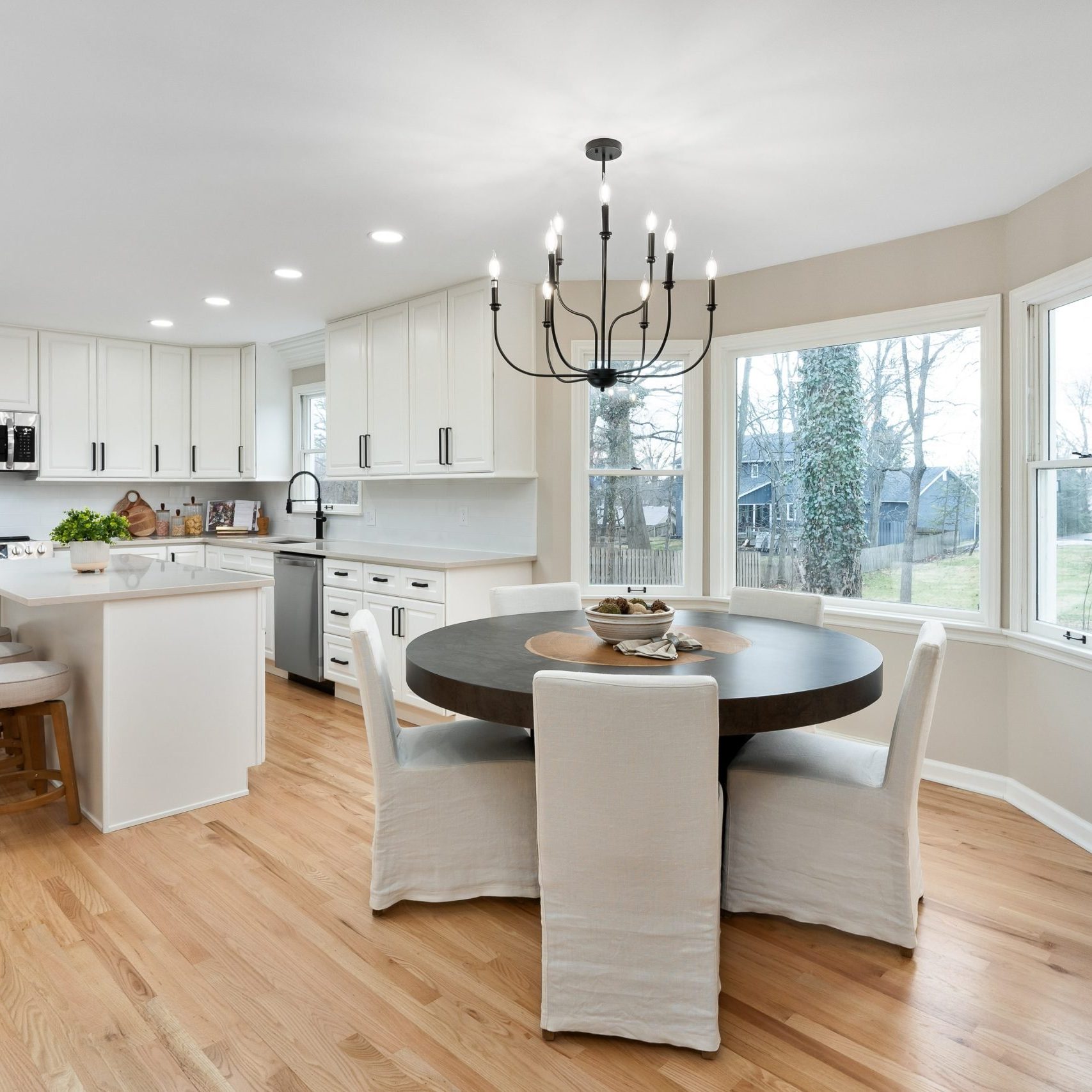 Worthington Hills remodeled home staged stage by Columbus Ohio staging company, Jennifer Donahue Interior Design Inc.