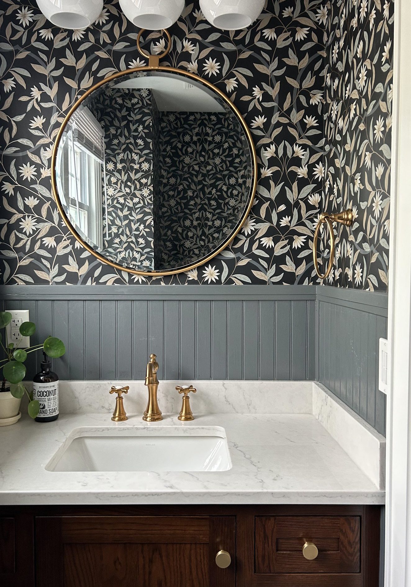 Bathroom-Interior-Design-Wallpaper-and-Lighting