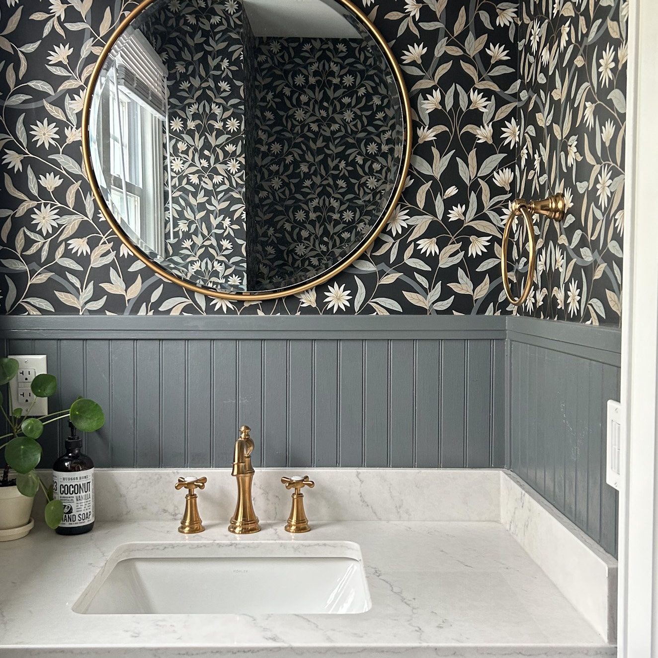 Bathroom-Interior-Design-Wallpaper-and-Lighting