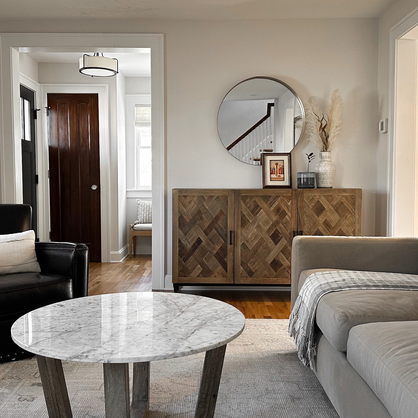 Living room design with modern yet natural feeling decor and furniture.